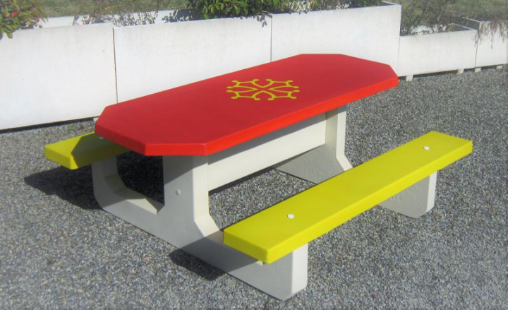 Table octogonale avec logo Occitania